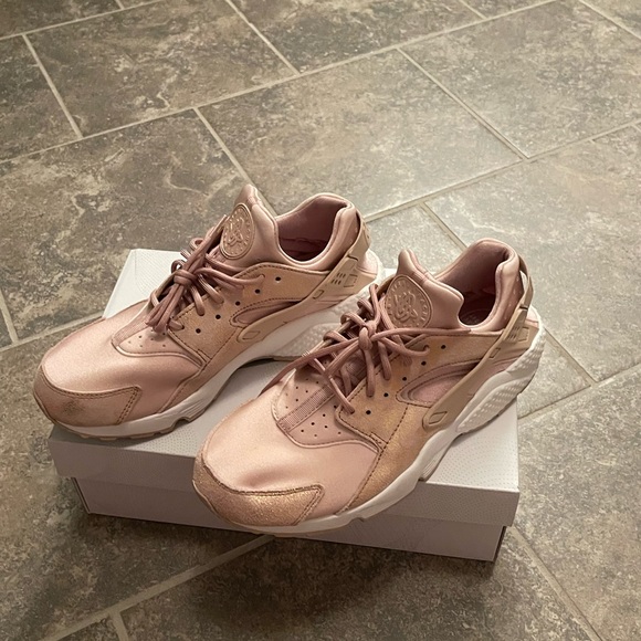 Women’s nike huarache peach with glitter size 10 only been wore once. - Picture 2 of 6